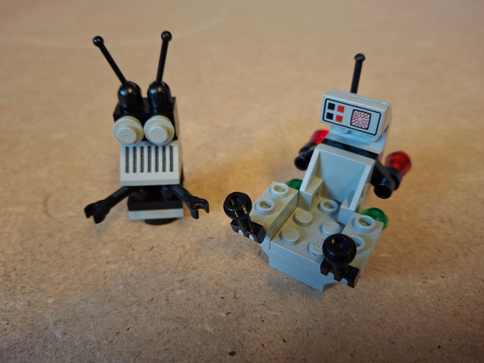 Lego 6809 XT-5 and Droid. Jaren 80 Classic Space, Compleet, Lego, Info@lego.com, 33 Bath Road, Slough, UK