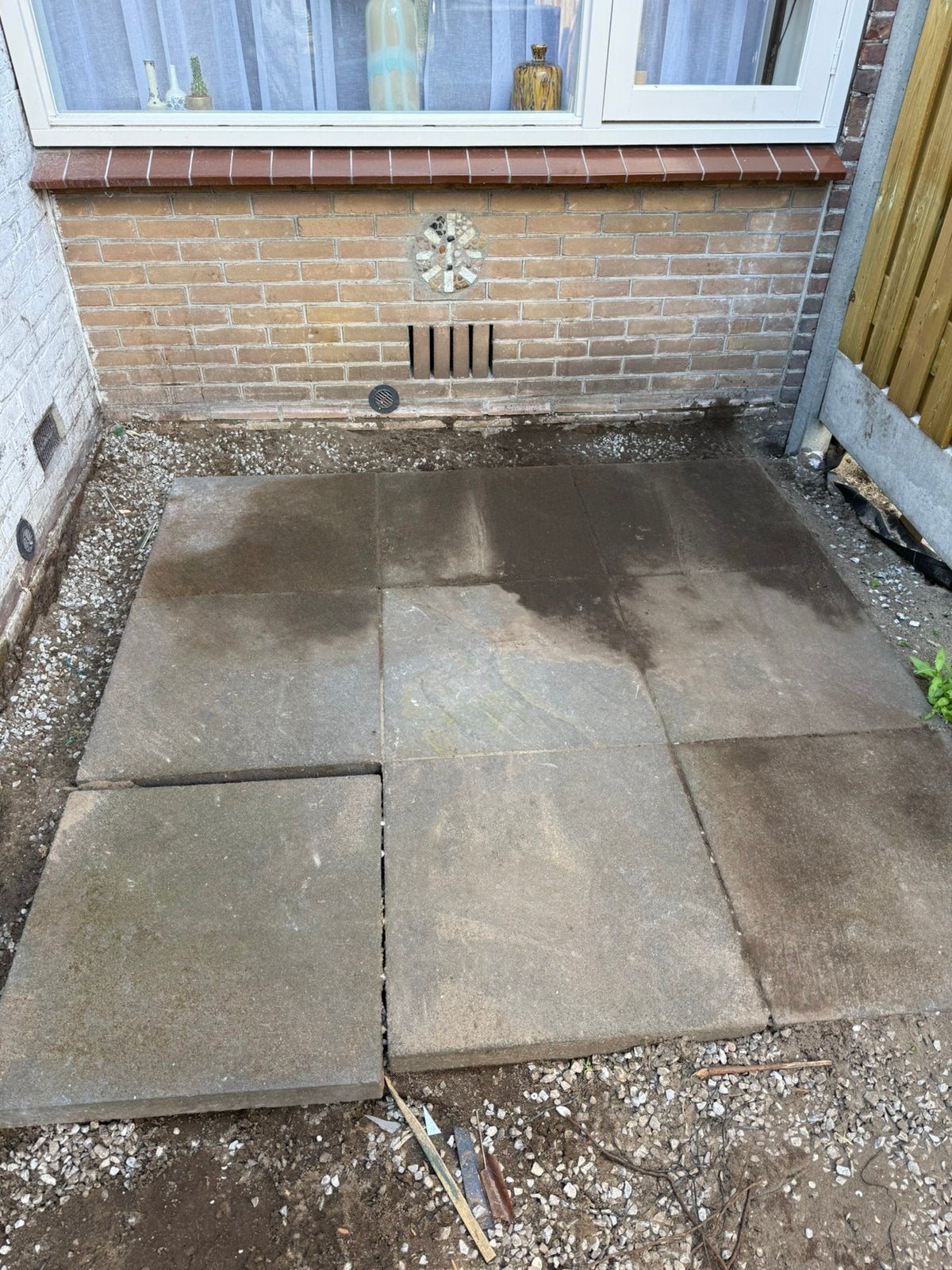 Gratis tegels en grind  borders af te halen het is al eruit, Tuin en Terras, Grind, Keien en Split, Ophalen, Gebruikt, Grijs, Grind