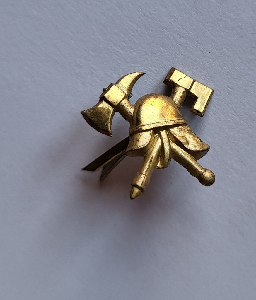 Brandweer Helm Bijl Clip embleem, Gebruikt, Niet vindbaar, Niet vindbaar, Speldje of Pin