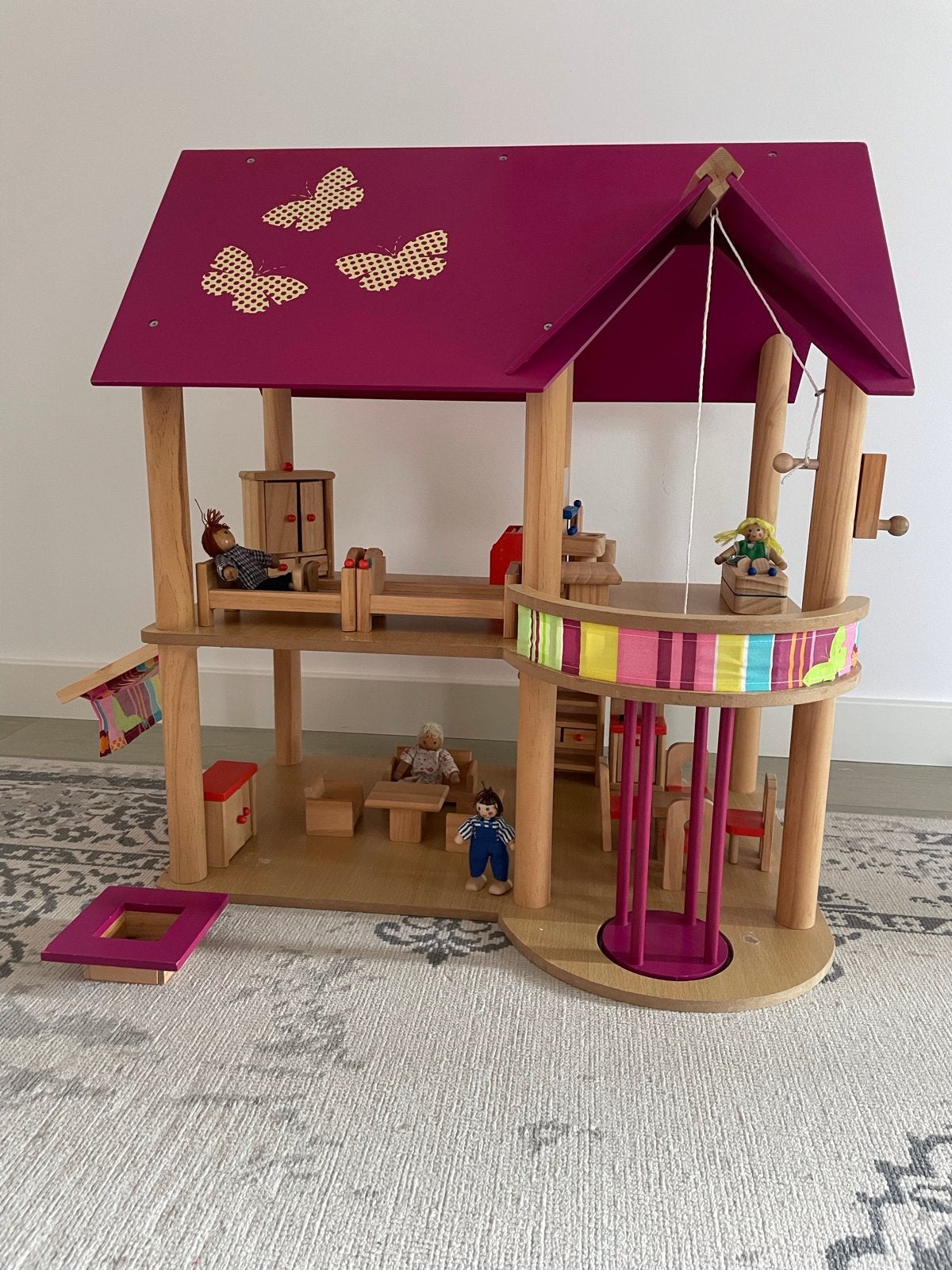 Houten poppenhuis met meubels en poppen, Ophalen, Gebruikt, Poppenhuis