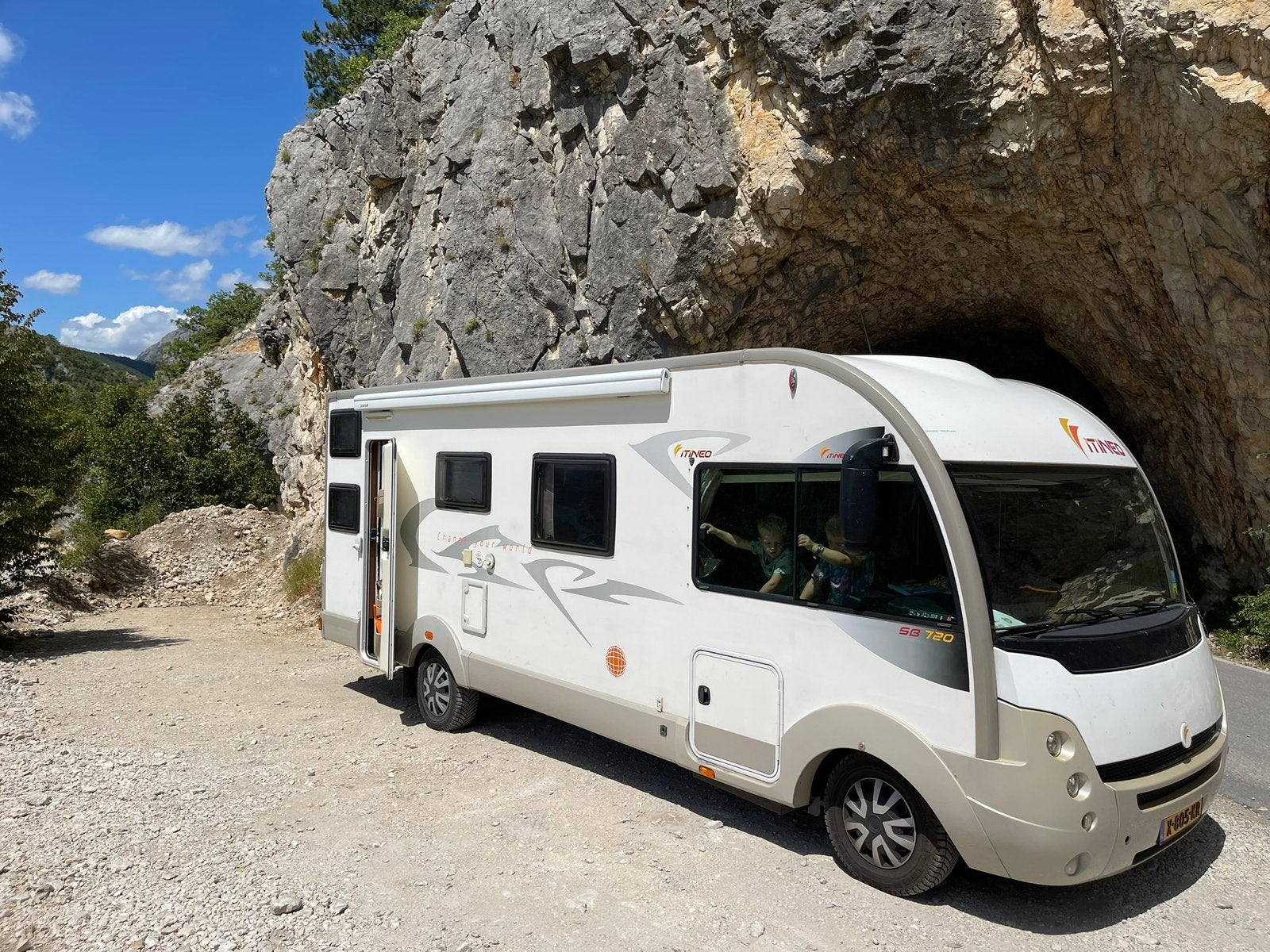 Camper Iteneo SB720, 6 persoons, 6 zitplaatsen, rondzit, Chemisch toilet, Ringverwarming, Fiat, 6 tot 7 meter