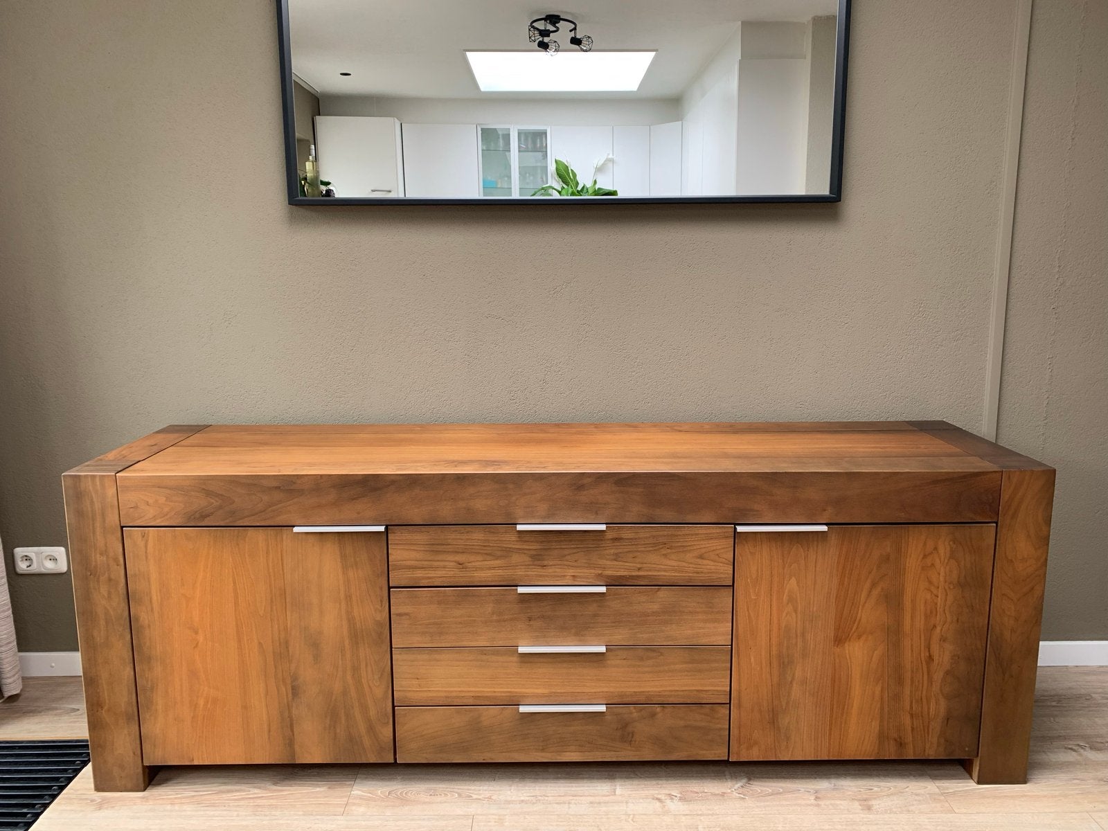 Goossens Timber Dressoir Noten Soft Touch Lak - 220x55x77cm, Ophalen, Zo goed als nieuw, 200 cm of meer, Met lade(s)