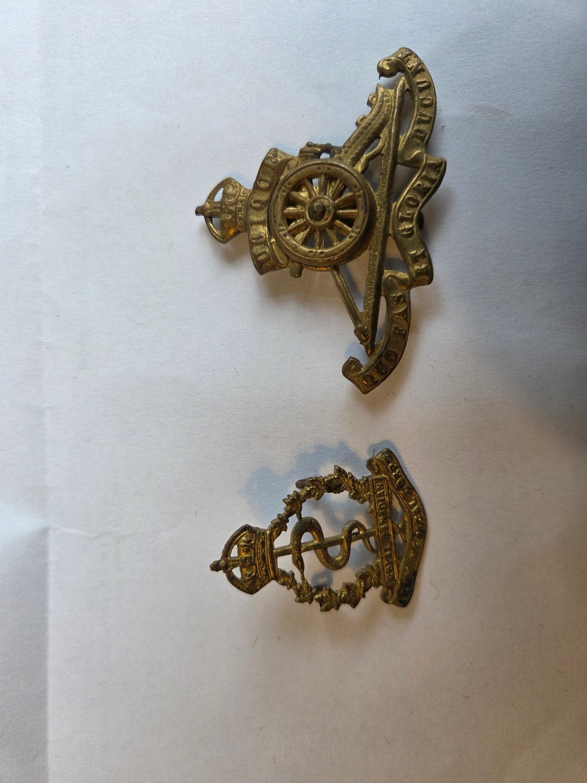 Vintage Britse Militaire Emblemen: Artillerie & Medisch, Verzamelen, Ophalen of Verzenden