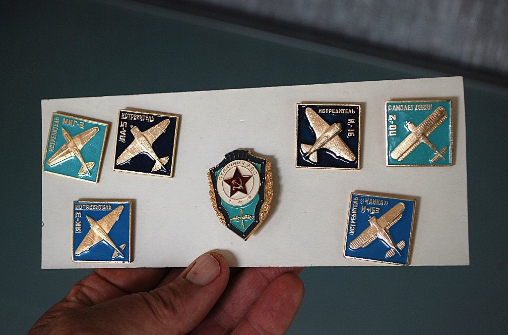 Vliegtuig Badge met 6 spelden. Compleet set Oud vintage CCCP, Antiek en Kunst, Ophalen of Verzenden