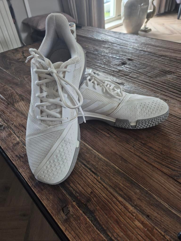 Tennisschoenen adidas court jam maat 42, Sport en Fitness, Tennis, Adidas, L00, Schoenen, Nieuw
