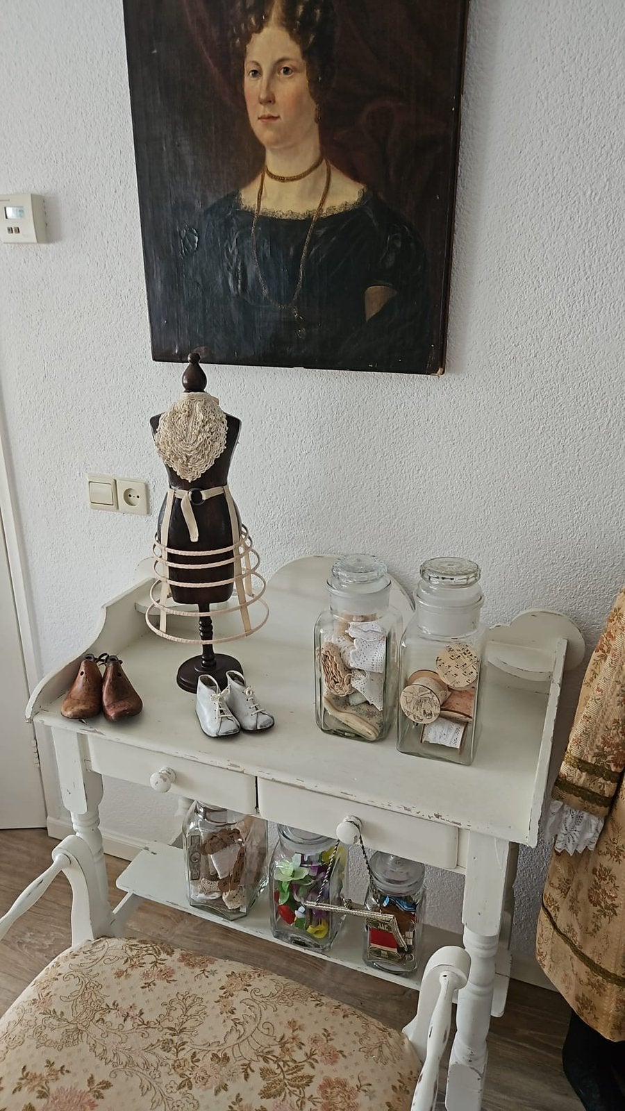 Klein paspopje met crinoline en jabot, Ophalen of Verzenden
