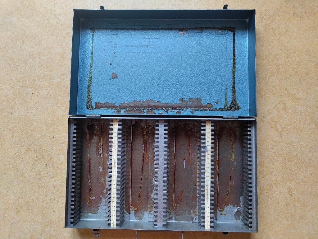 Metalen Dia Doos uit de jaren '60, Audio, Tv en Foto, Diaprojectors, Ophalen of Verzenden, Gebruikt