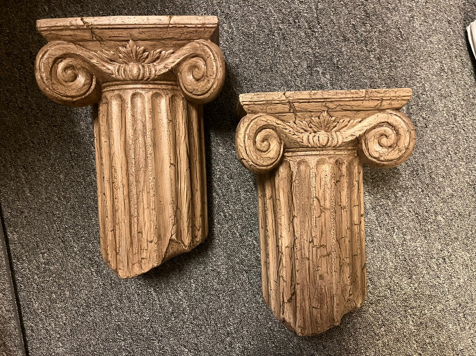 Pilaar wand ornament/plankhouder keramiek bruin/beige, Ophalen of Verzenden, Zo goed als nieuw