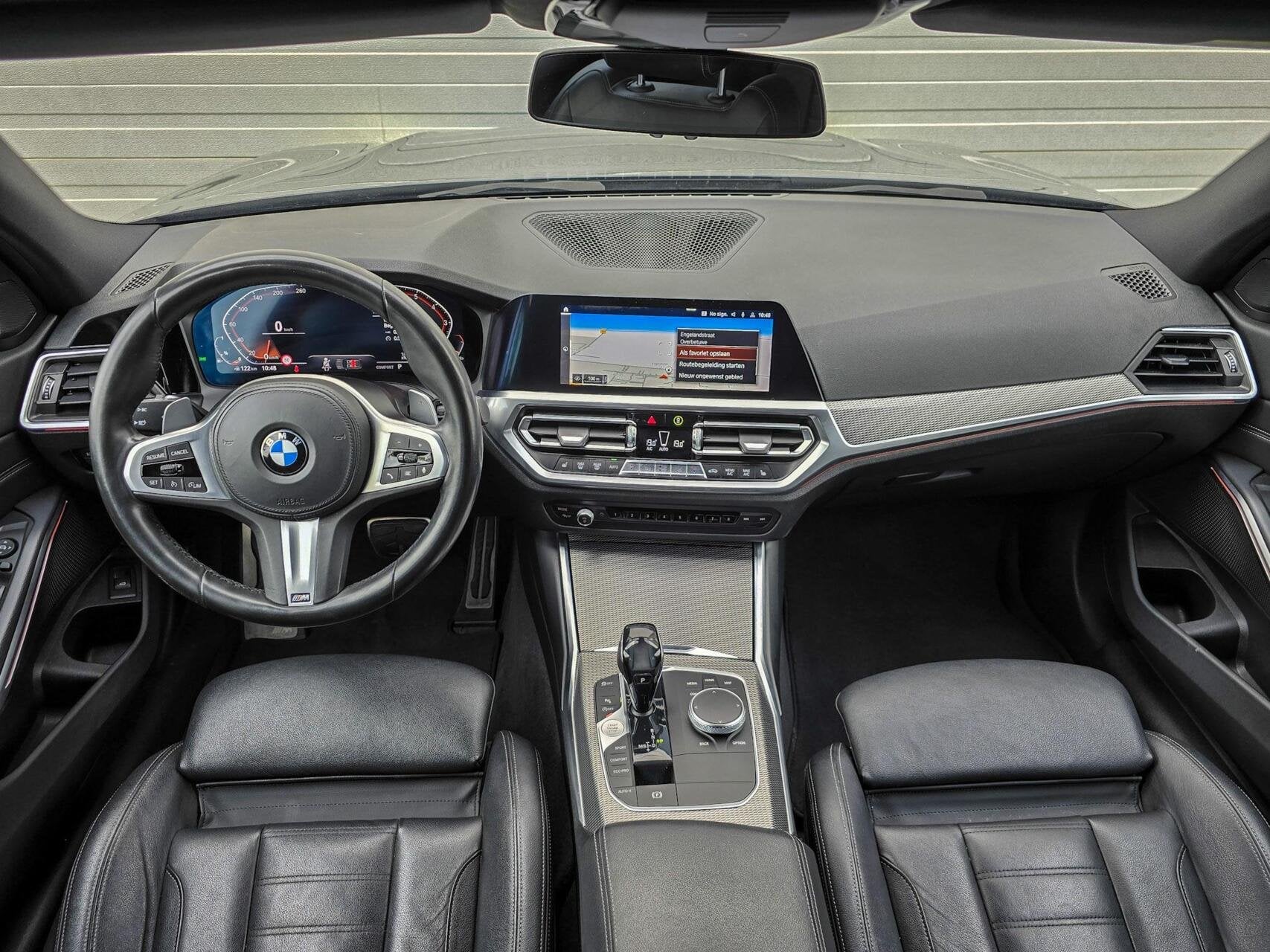 BMW 318i TOURING M-PAKKET|CRUISE|CARPLAY|STOELVERWARMING, Automaat, Achterwielaandrijving, Gebruikt, Met garantie (alle)