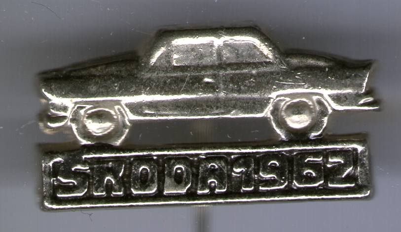 SKODA 1962 zilverkleurig oldtimer auto speldje ( D_032), Ophalen of Verzenden, Zo goed als nieuw, Transport, Speldje of Pin