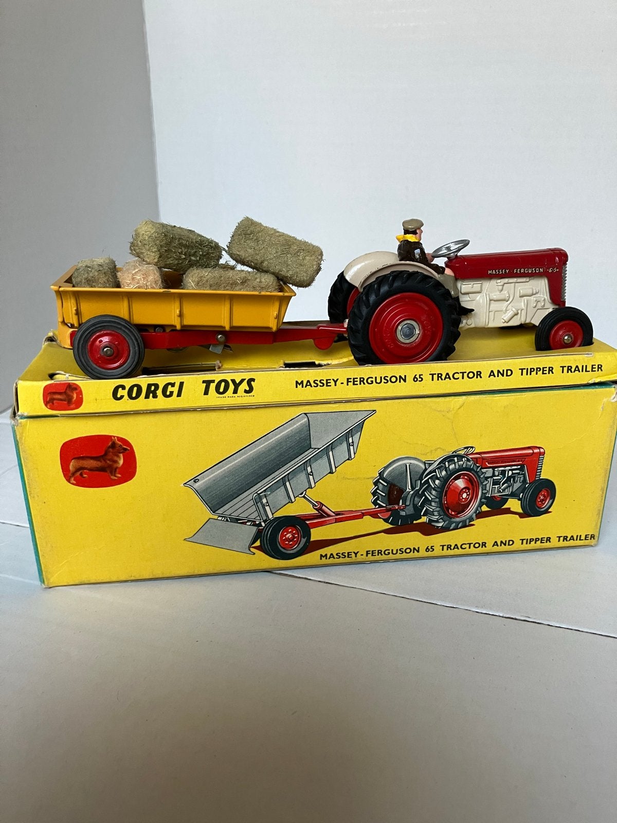 Corgi Toys Massey-Ferguson 65 Tractor en Kipper Trailer, Verzenden, Zo goed als nieuw, Tractor of Landbouw, Corgi