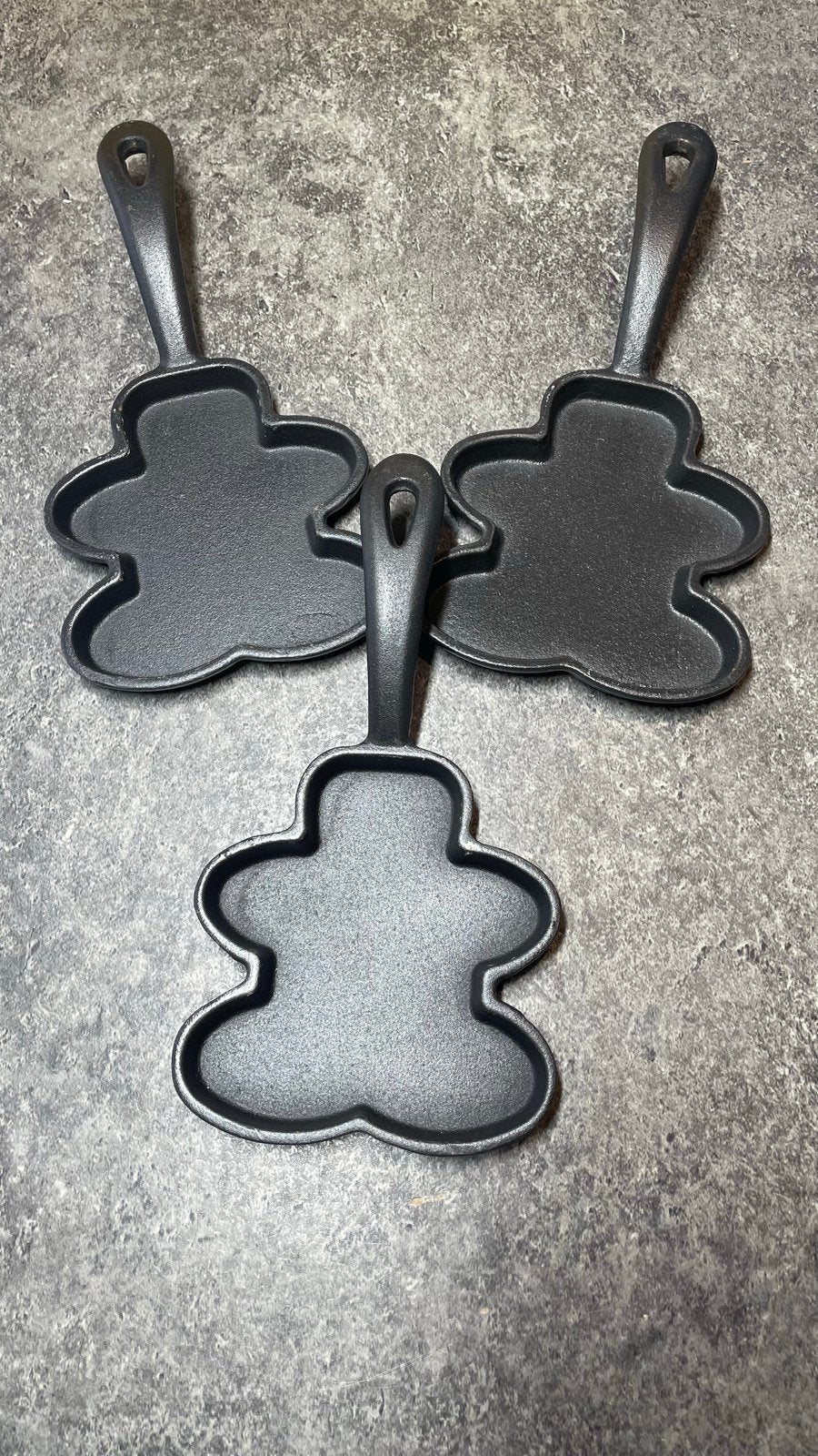 Gietijzeren pannetjes in gingerbreadmannetje vorm, Huis en Inrichting, Keuken | Potten en Pannen, Ophalen of Verzenden, Nieuw