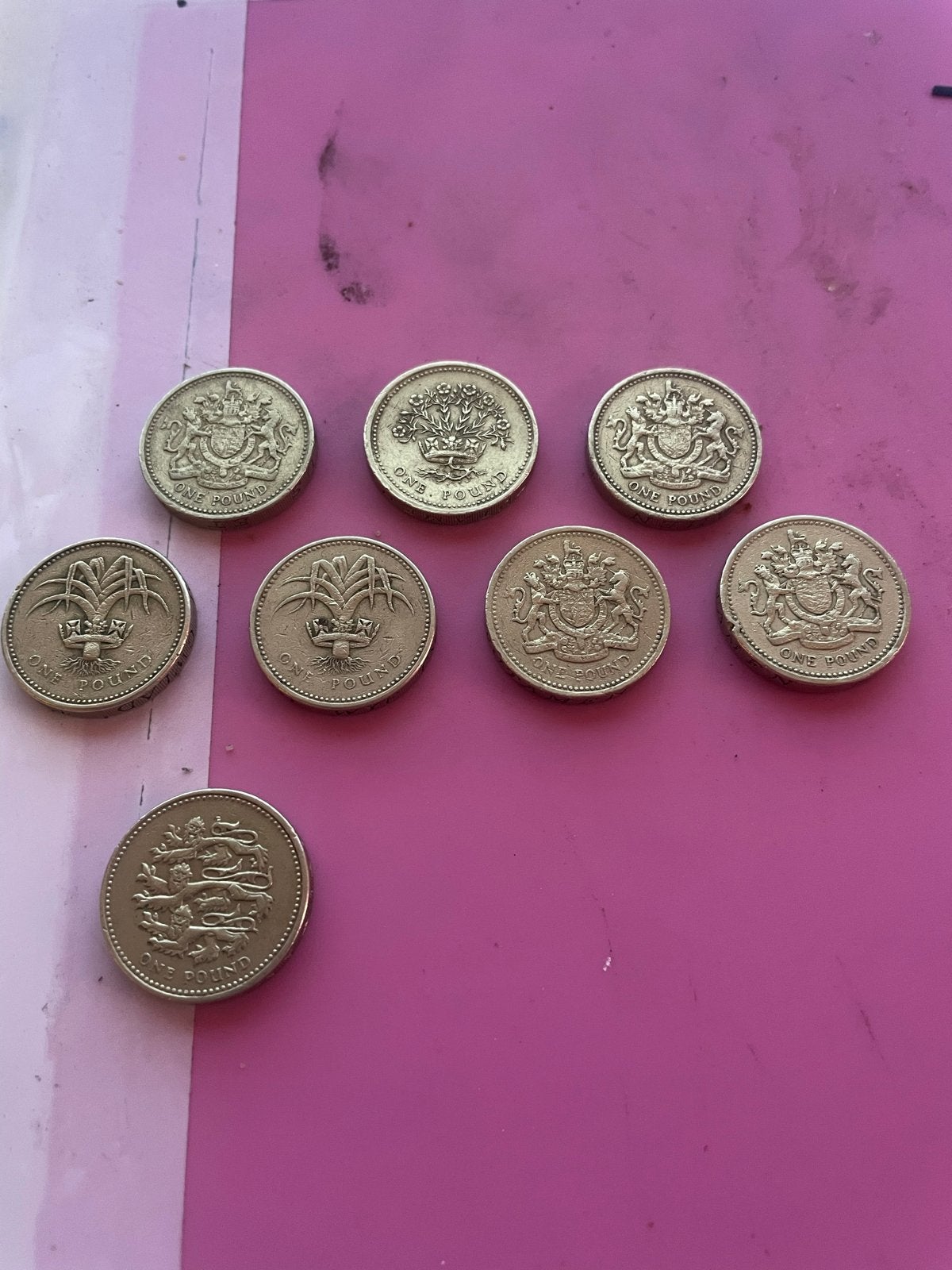 Set van 8 Britse One Pound munten (diverse jaren), Postzegels en Munten, Ophalen of Verzenden, Overige landen, Setje