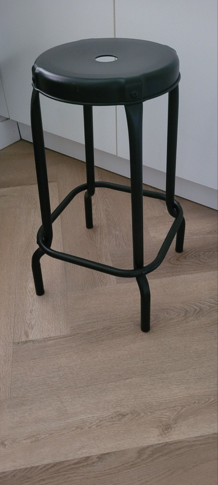 Barkruk zwart metaal Ikea raskog, Ophalen, Met voetsteun, 60 tot 90 cm, Zo goed als nieuw