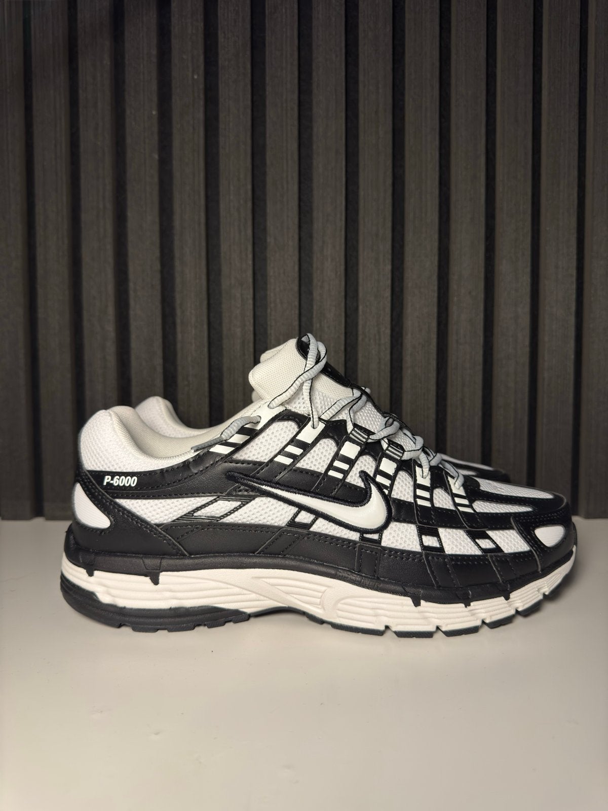 NIKE P6000 42,5 - Nieuw en ongedragen, Kleding | Heren, Ophalen of Verzenden, Nieuw, Zwart, Sneakers of Gympen