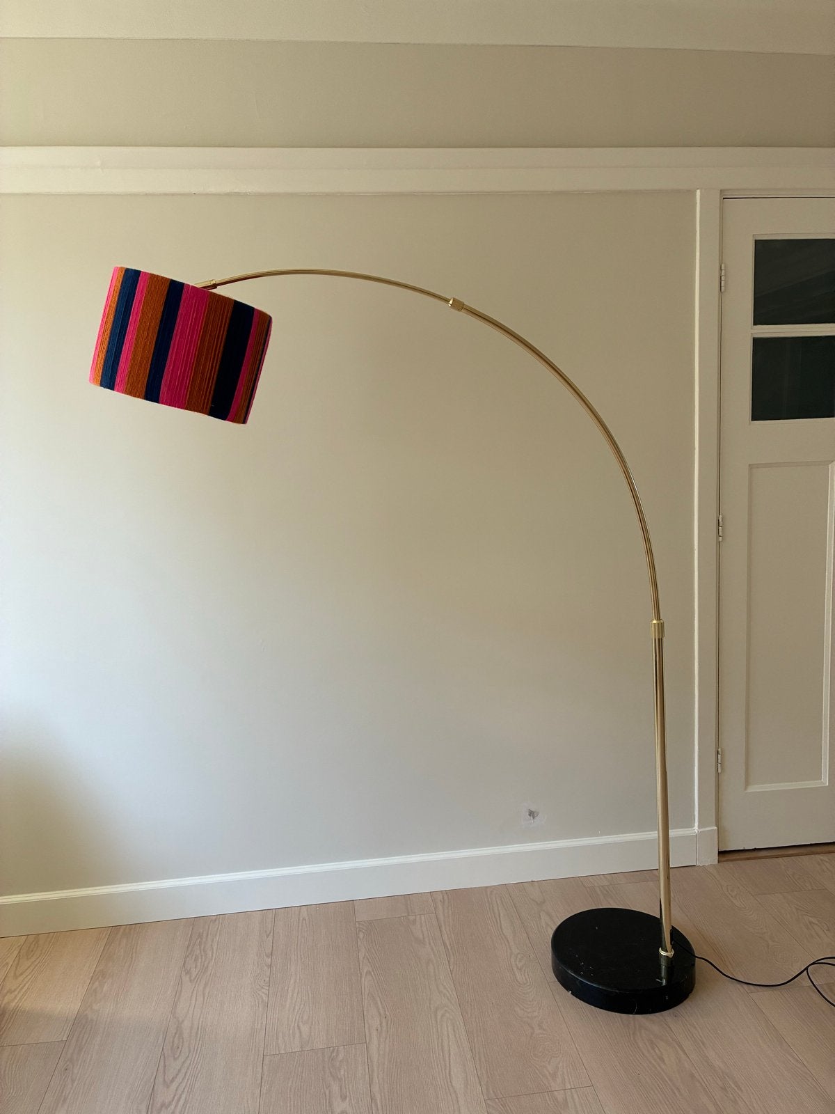 Booglamp met kleurrijke kap - MADE, Huis en Inrichting, Lampen | Vloerlampen, Ophalen, Gebruikt, E27 (groot), Metaal
