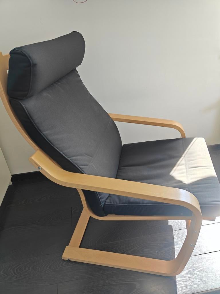 IKEA Poäng stoel met voetenbank - Zwart/Hout, Huis en Inrichting, Ophalen, Modern, Scandinavisch, 75 tot 100 cm, Zo goed als nieuw