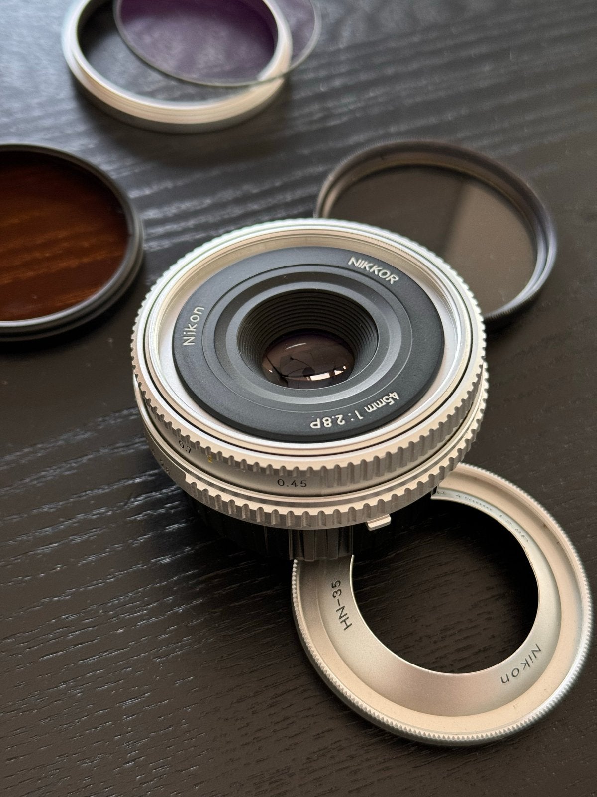Nikon Nikkor 45mm f/2.8 P lens with filters, Nikon, Ophalen of Verzenden, Zo goed als nieuw, Handmatige focus