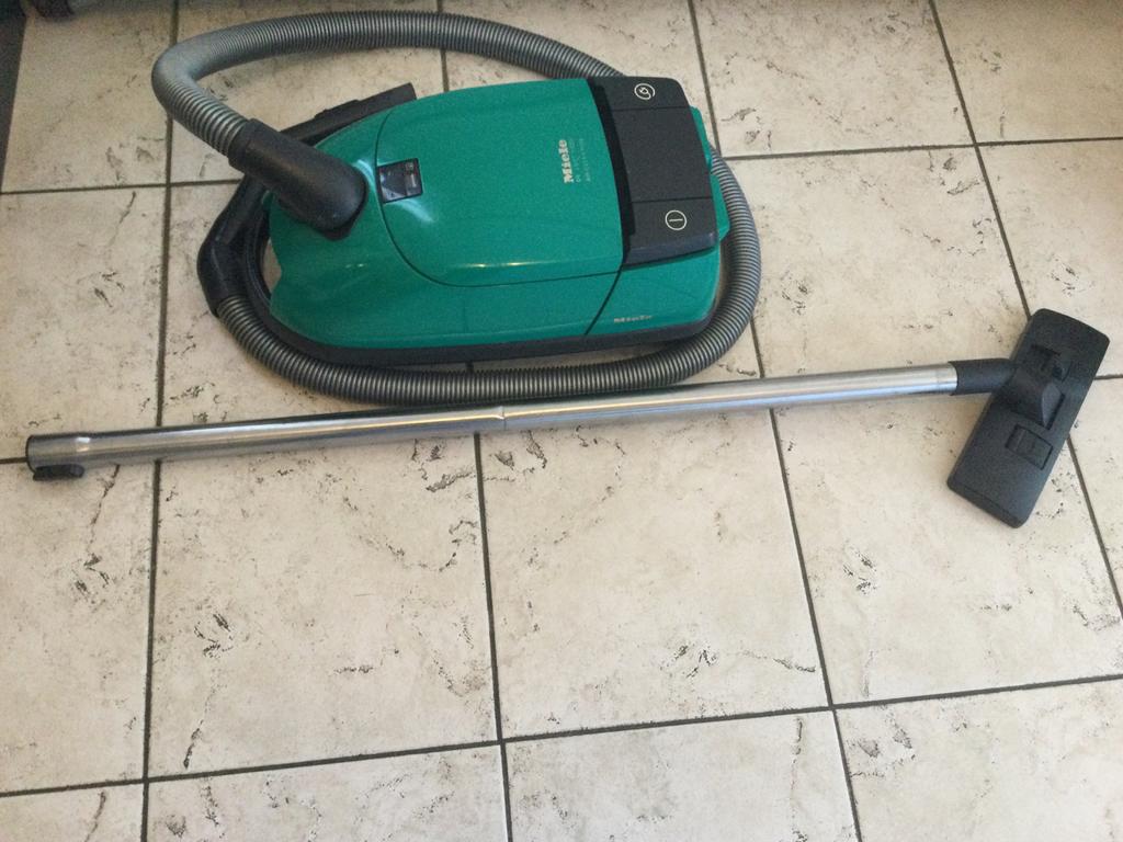 Miele stofzuiger, Ophalen, Zo goed als nieuw, Stofzak, 1600 tot 2000 watt