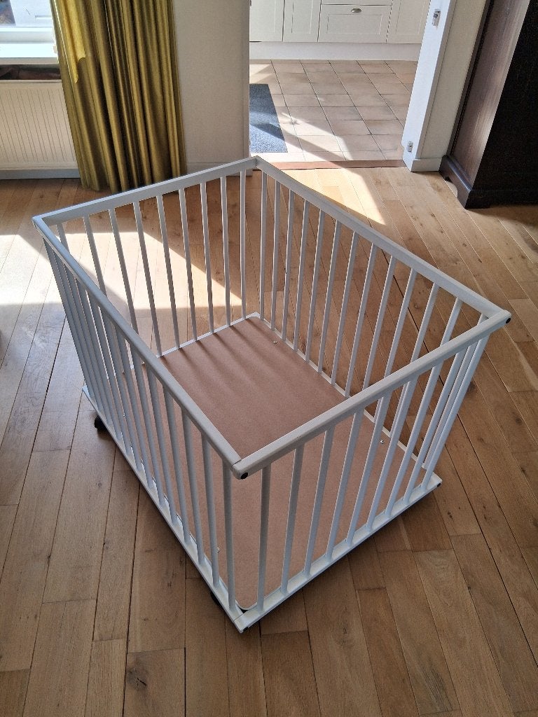 Box op wieltjes en boxkleed te koop, Kinderen en Baby's, Boxen, Ophalen, Zo goed als nieuw, Rechthoekig, In hoogte verstelbaar