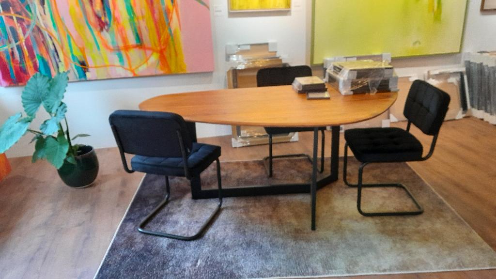 Tafel met driestoelen zo goed als nieuw, Ophalen, Overige materialen, 100 tot 150 cm, 150 tot 200 cm