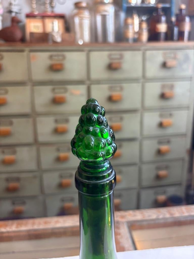 Antieke groene glazen wijnkaraf met druiventros-stop, Ophalen of Verzenden