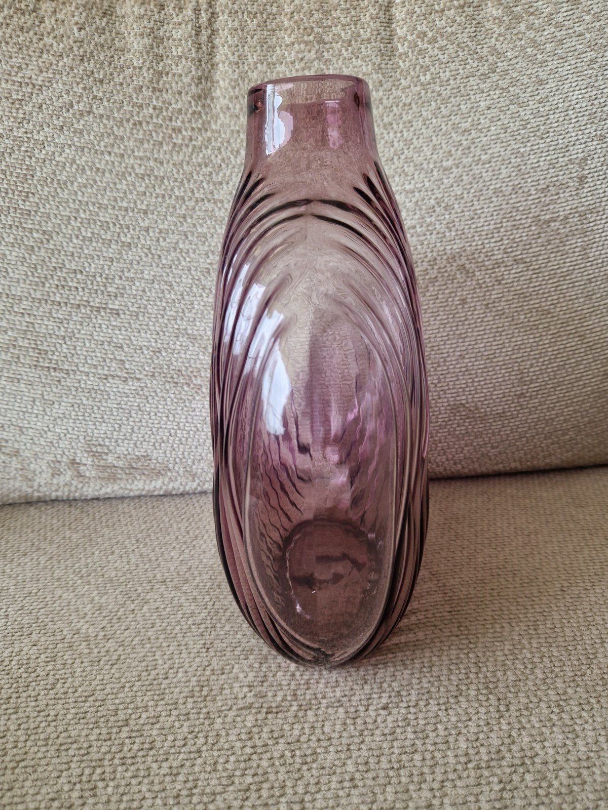 Paarse/roze vaas met smalle hals, Ophalen