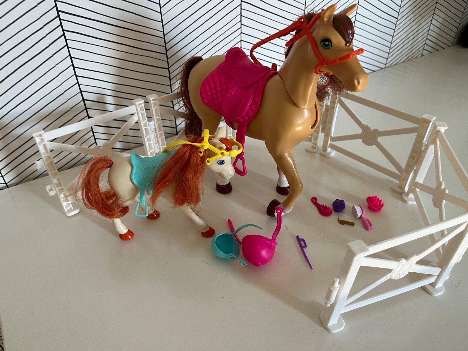 barbie Paarden speelset met twee paarden en accessoires, Ophalen of Verzenden, Gebruikt, Meisje