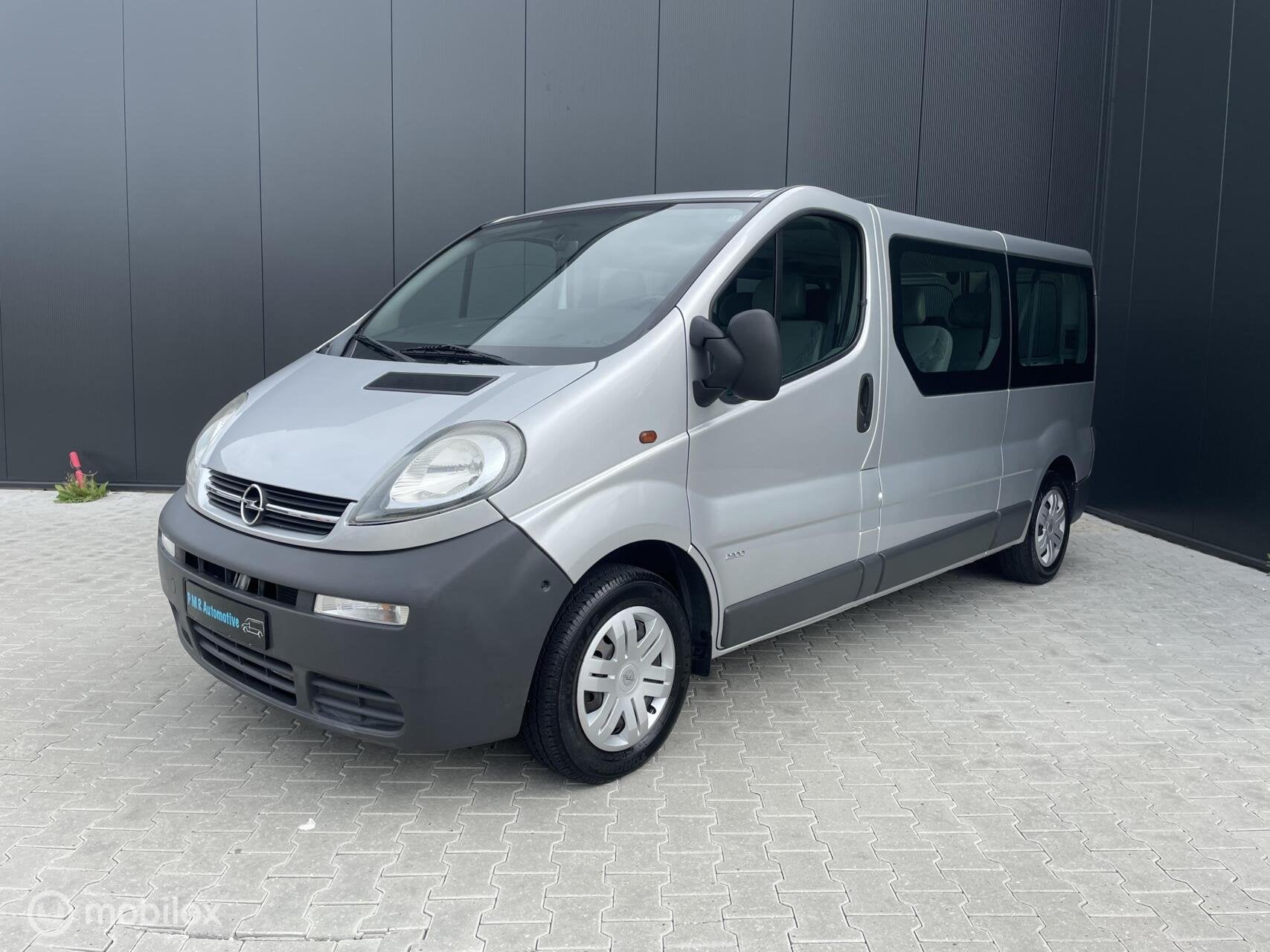 Opel Vivaro Tour 2.0i L2H1 / AIRCO / 9 Persoons / trekhaak, Auto's, Voorwielaandrijving, 2700 kg, Metallic lak, Bedrijf