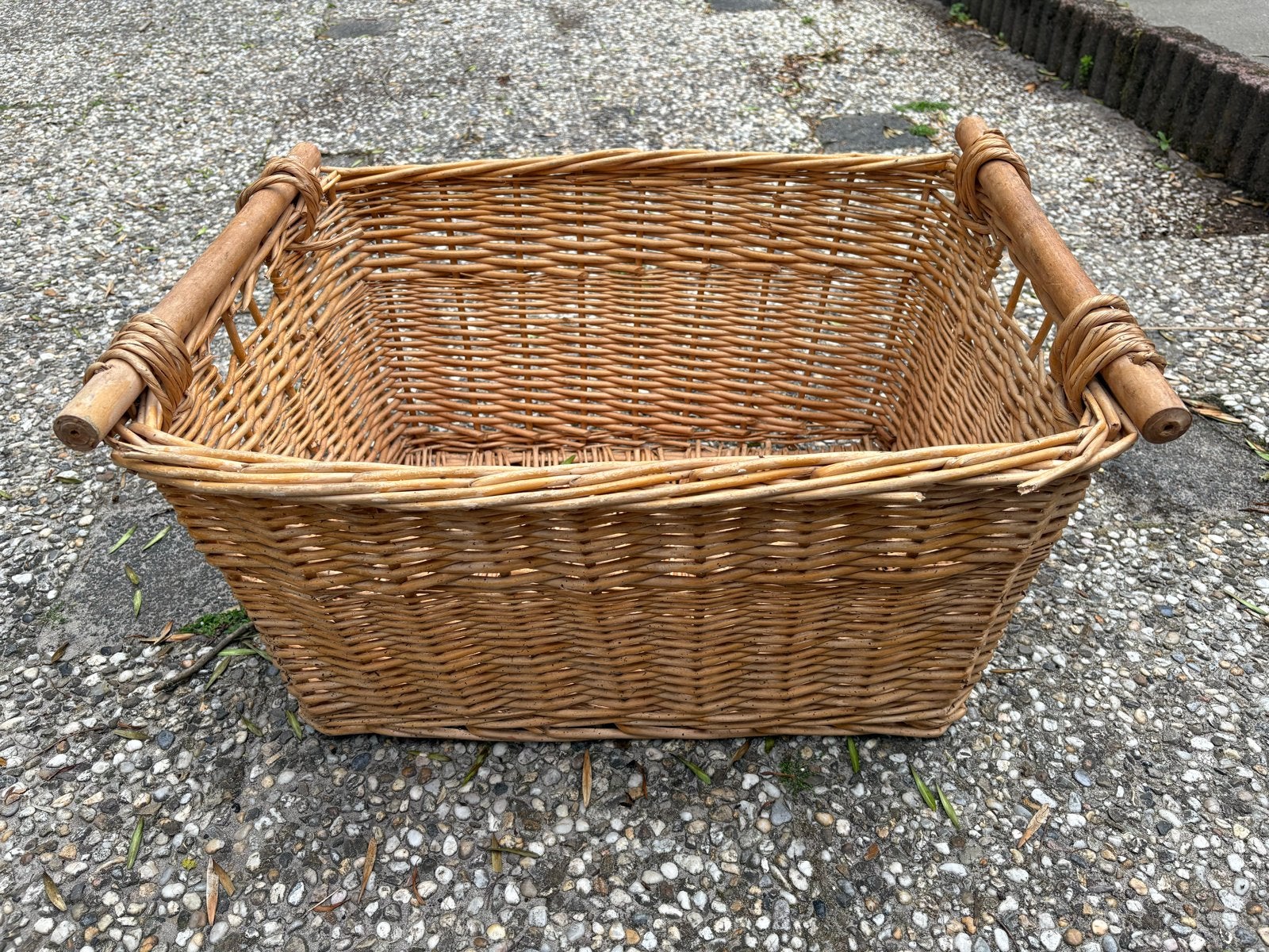 Grote rieten wasmand met houten handvatten, Huis en Inrichting, Mand, Ophalen of Verzenden, Zo goed als nieuw, Riet