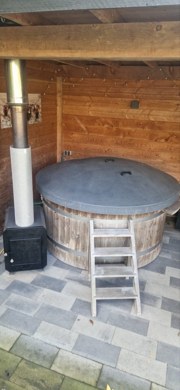 Mooie houtgestookte hottub, 180 cm diameter, weinig gebruikt, Ophalen, Afdekzeil, Vast