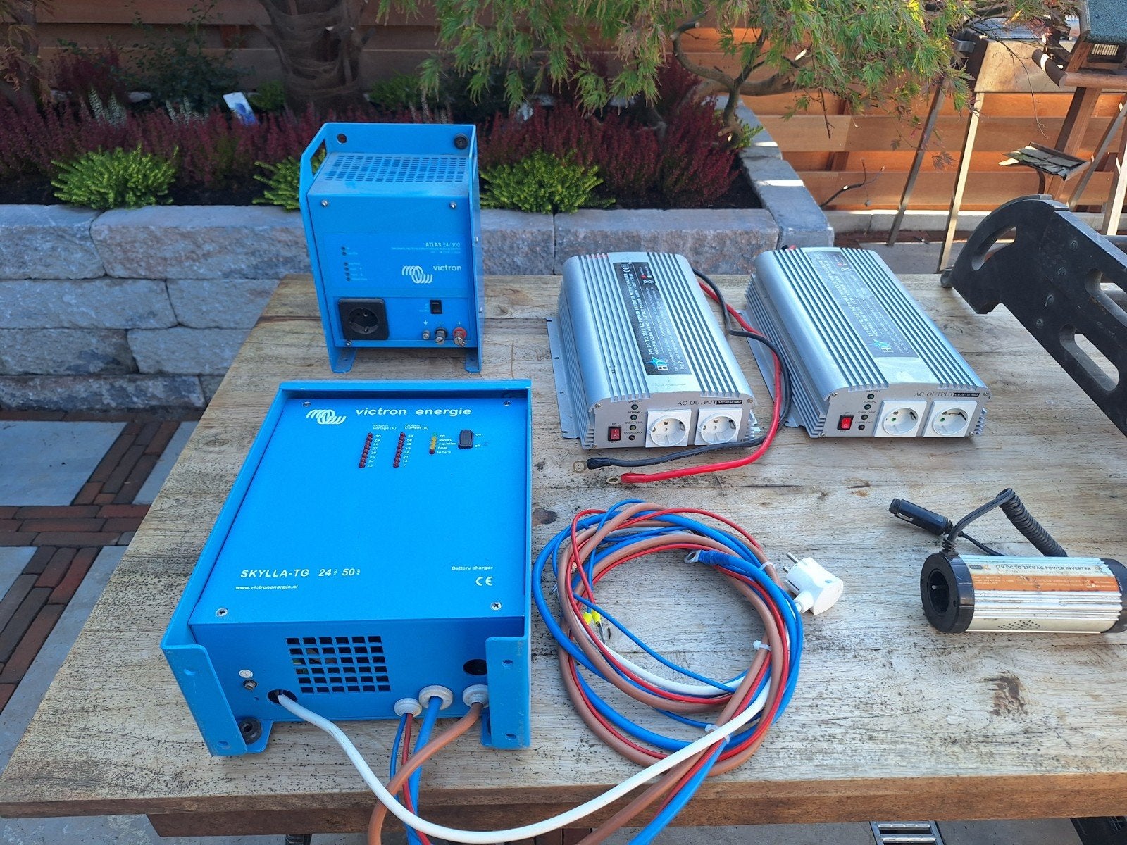 Omvormers en acculader 24 volt - Allen werkend, Ophalen