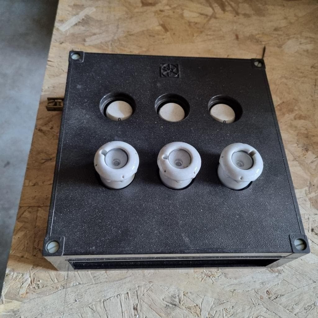 traditionele elektra groepenkast elektra 3 groepen 22x22 cm, Ophalen, Gebruikt