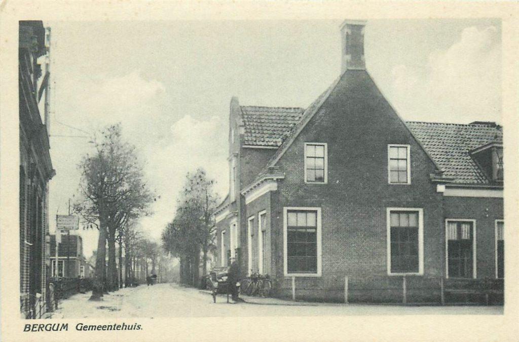 701-229-057 Bergum Gemeentehuis, Verzenden, Voor 1920, Friesland