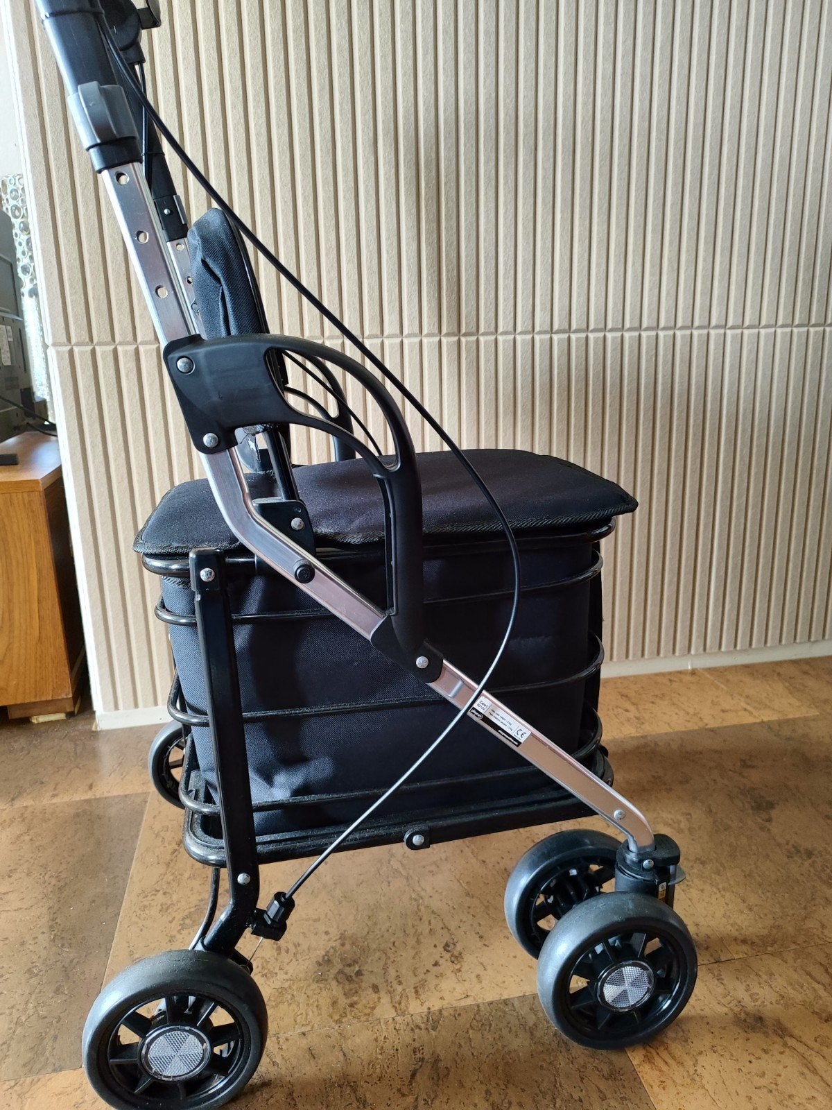 Rollator/boodschappen kar met zit mogelijkheid, Diversen, Ophalen, Zo goed als nieuw