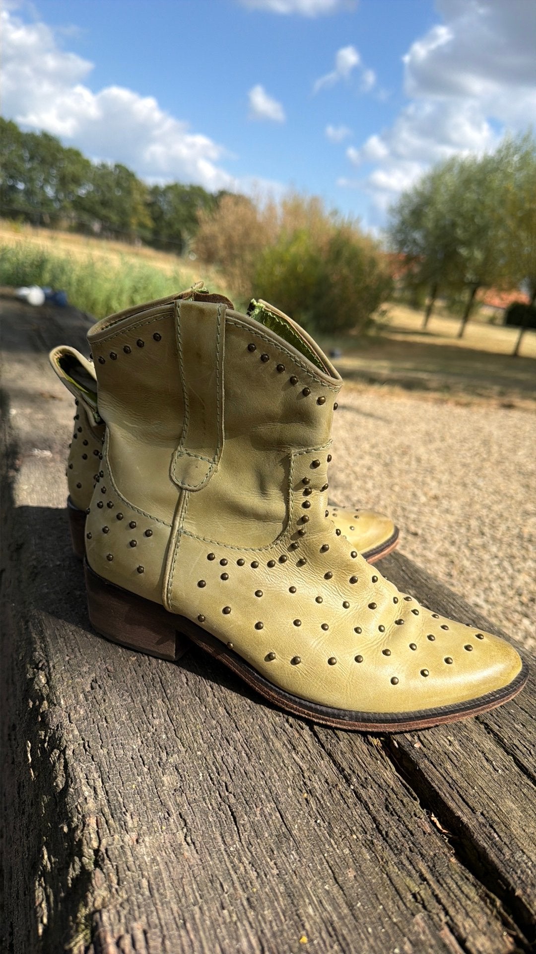 Enkellaarsje stoer groen 39 studs, Kleding | Dames, Schoenen, Lage of Enkellaarzen, Ophalen of Verzenden, Gedragen, Groen