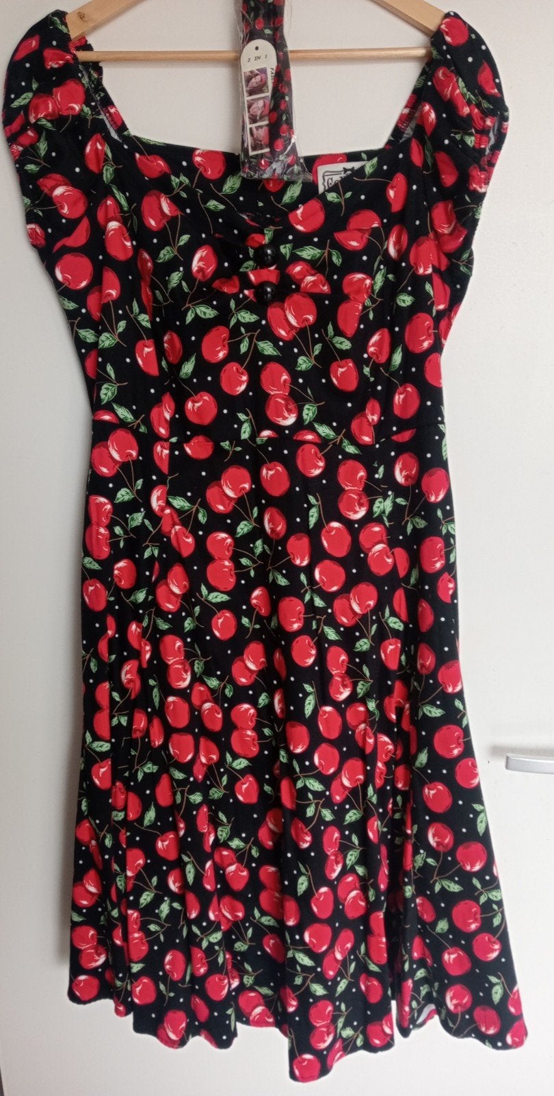 Prachtige zwarte jurk met kersen retro jaren 50 style, Ophalen of Verzenden, Zo goed als nieuw, Maat 46/48 (XL) of groter, Zwart