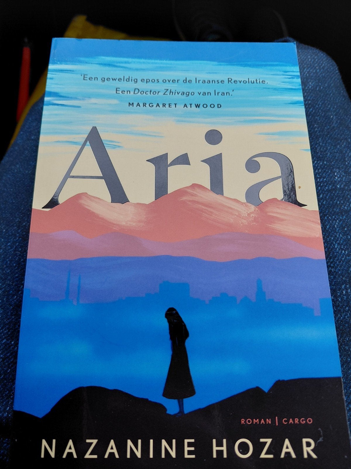 Aria - Nazanine Hozar (Roman over Iraanse Revolutie), Boeken, Ophalen of Verzenden, Zo goed als nieuw, Nazanine Hozar, Wereld overig