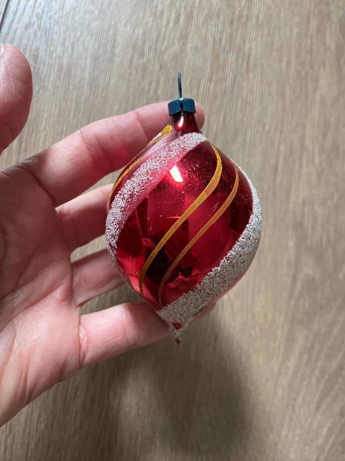 Oude kerstbal rood sneeuw banen antieke kerstversiering, Ophalen of Verzenden, Gebruikt