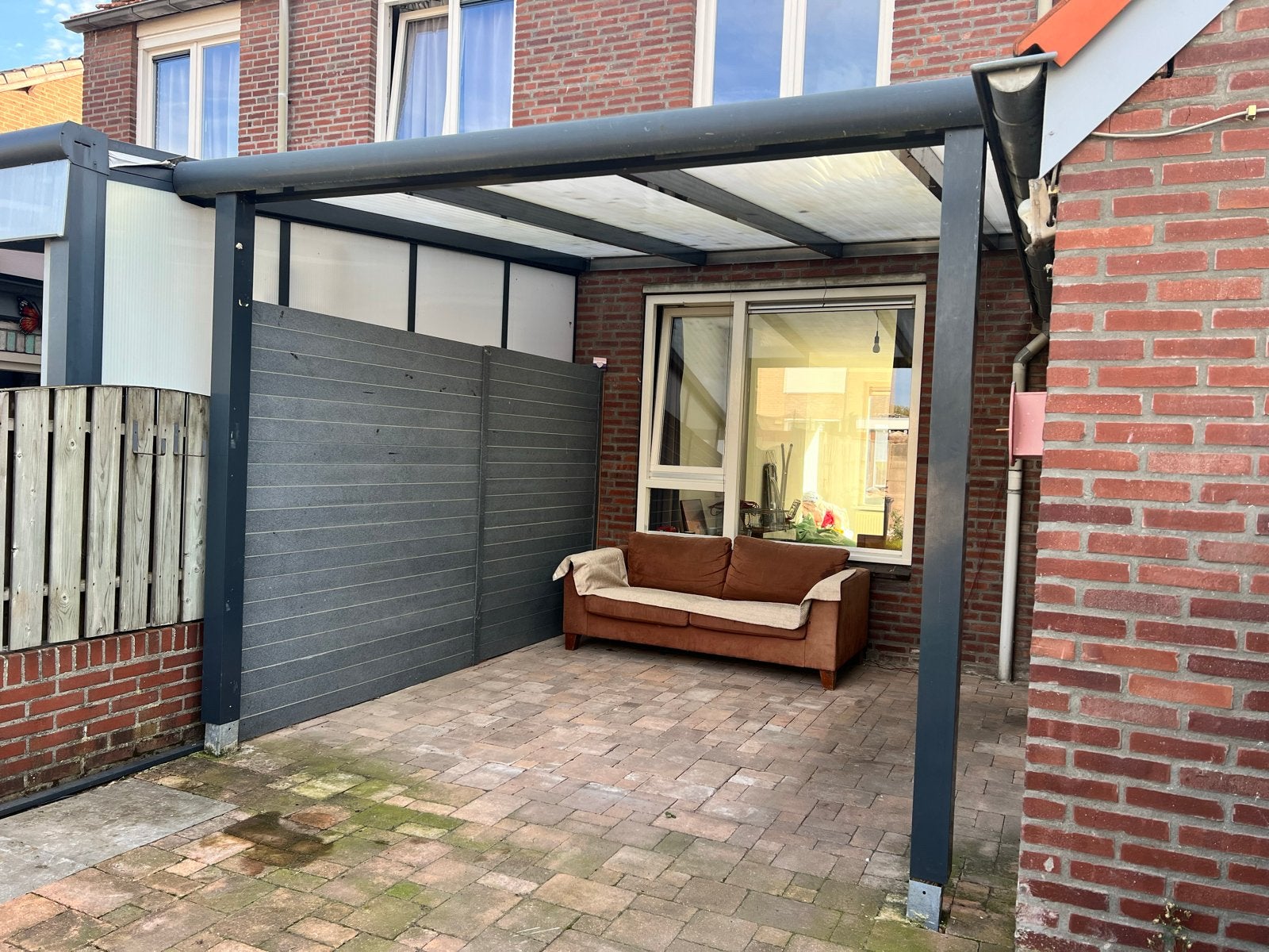 Polycarbonaat afdak met natuurstenen zijwand, Ophalen, Gebruikt, Carport