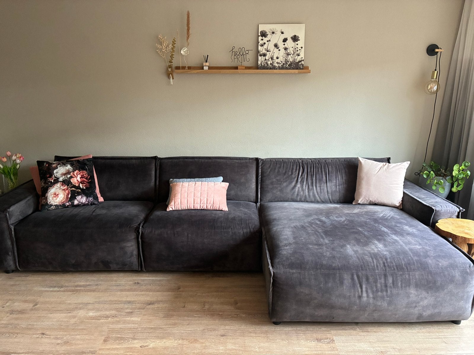Grijze velvet hoekbank Brooklyn van Leenbakker (340 cm), Huis en Inrichting, Banken | Bankstellen, Ophalen, Gebruikt, Hoekbank