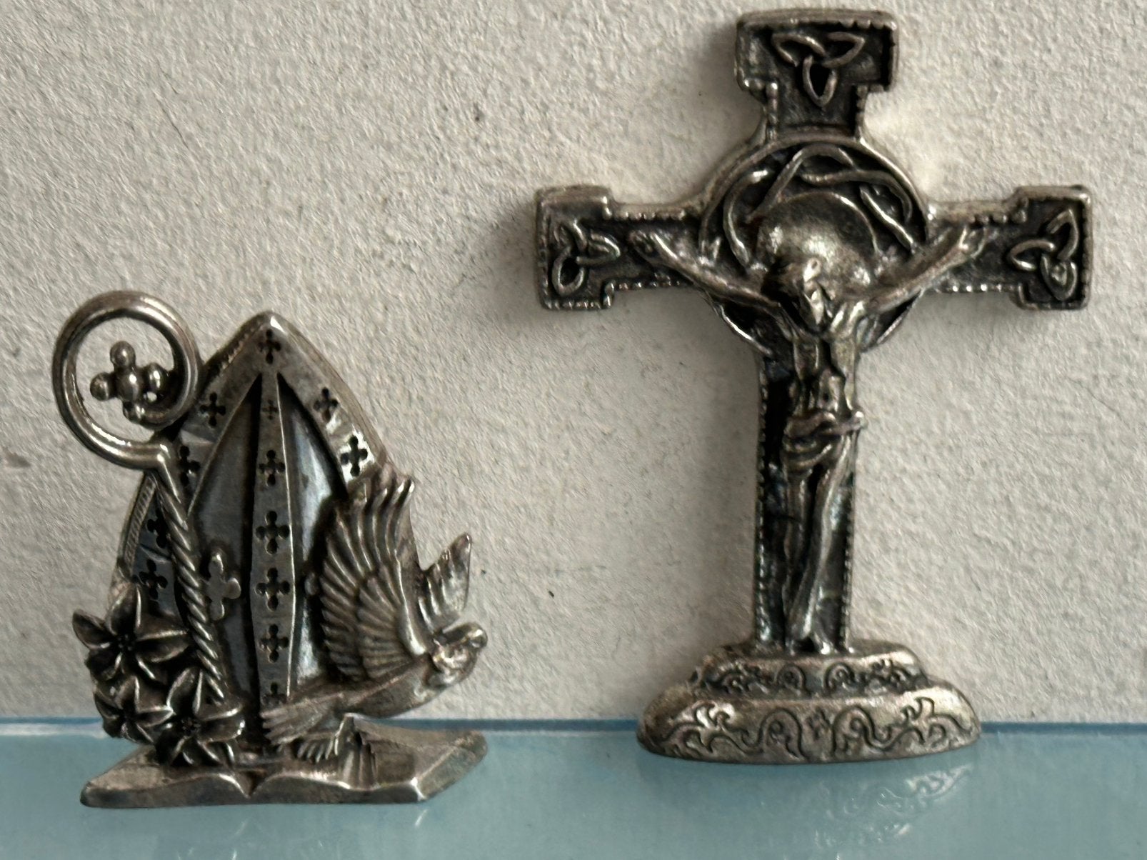 Verzilverde religieuze beeldjes Mijter en Kruis 1 koop, Ophalen of Verzenden, Gebruikt, Beeld(je)
