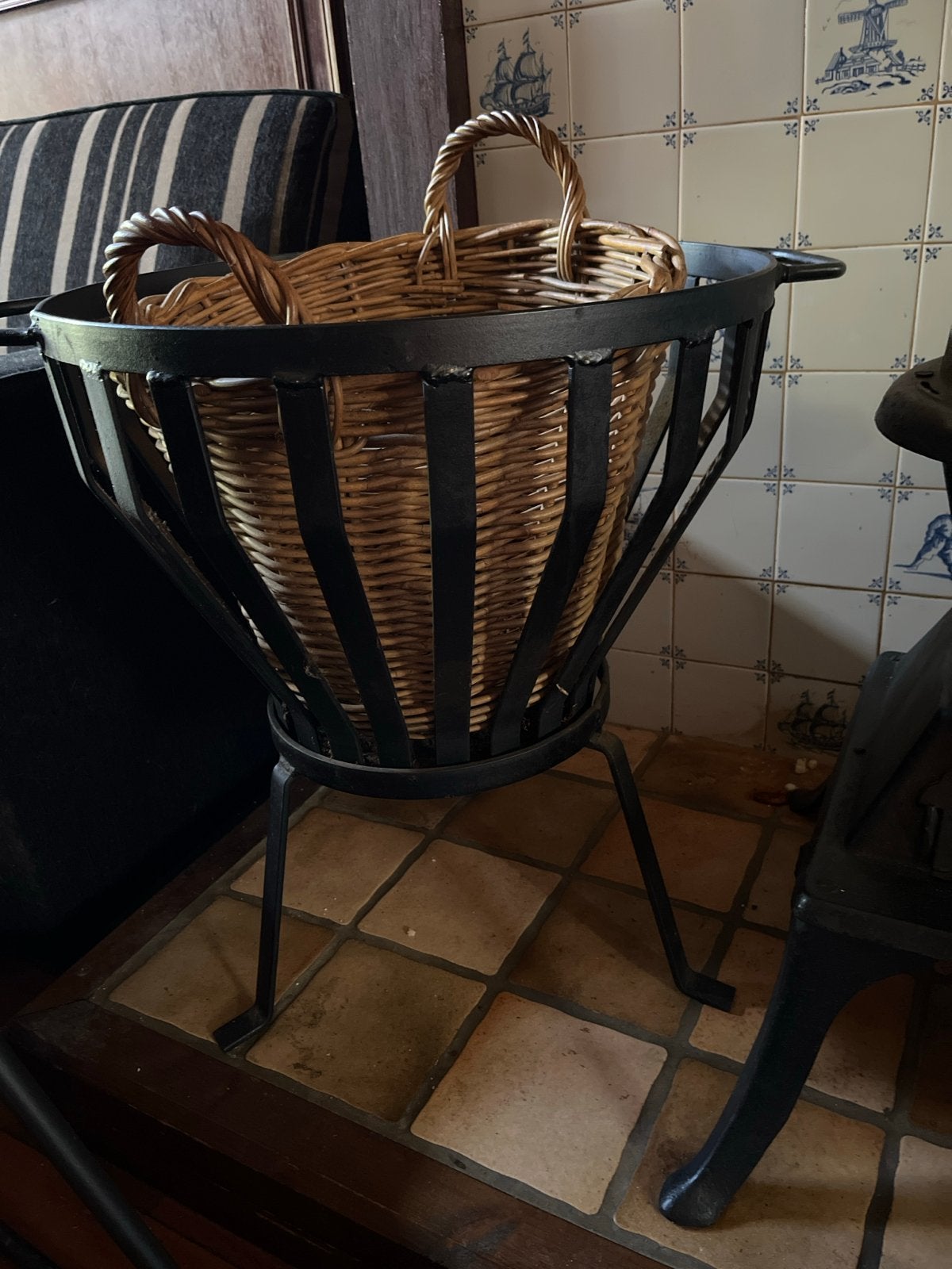 Decoratieve haardmand met metalen frame en rieten mand, Ophalen, Landelijk, Metaal, Gebruikt