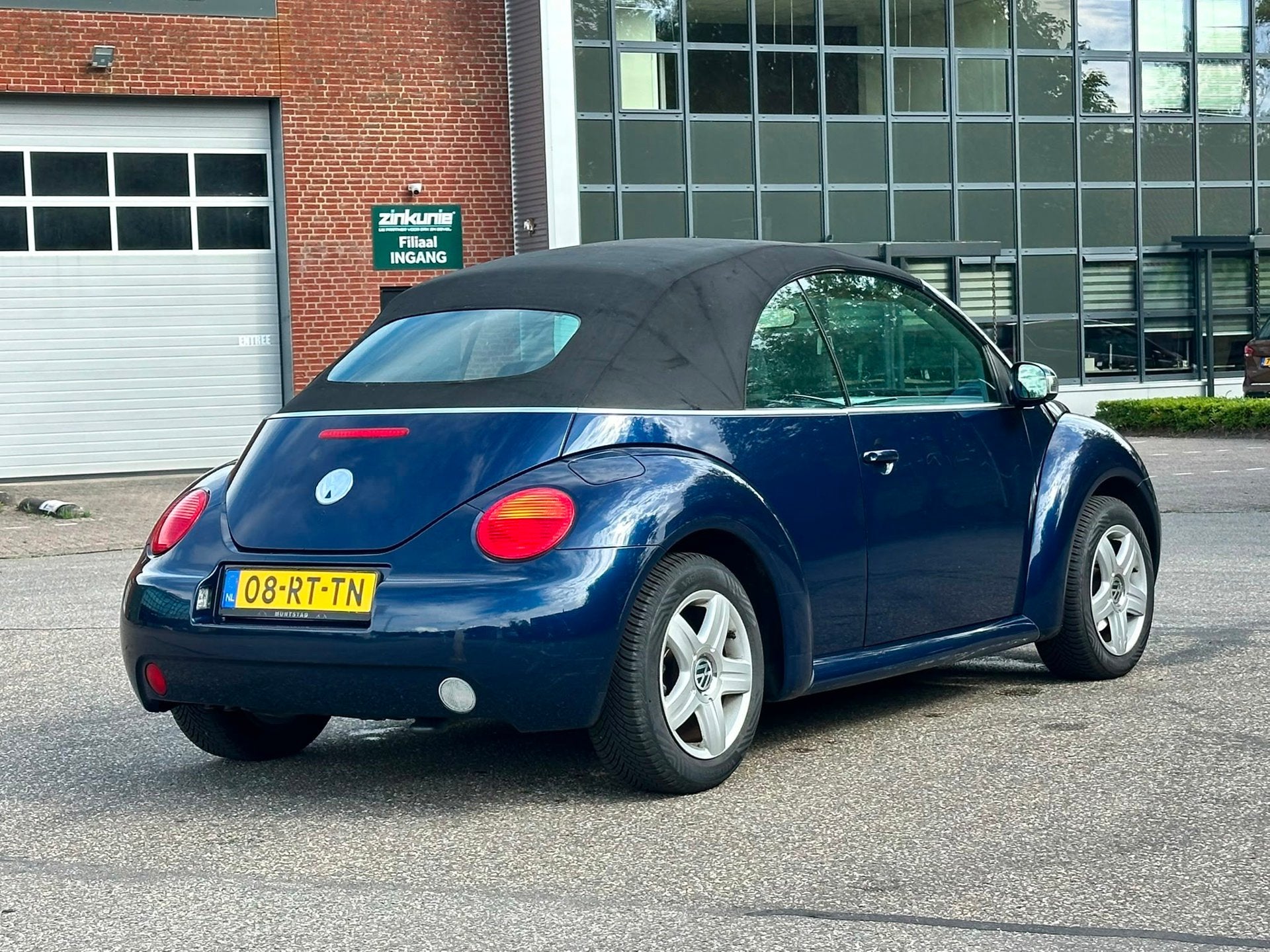 Volkswagen New Beetle Cabriolet 2.0 Turijn Comfort 1e Eigena, Voorwielaandrijving, Dealer onderhouden, Stof, Gebruikt