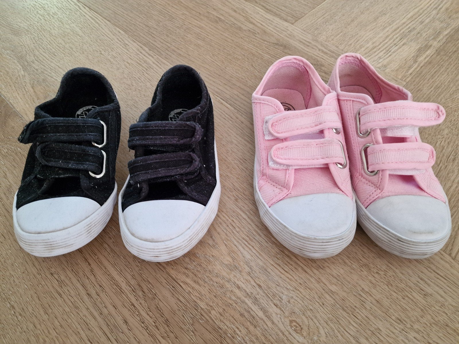 Twee paar leuke kindergymschoenen, Kinderen en Baby's, Kinderkleding | Schoenen en Sokken, Gebruikt, Meisje, Sportschoenen, Ophalen of Verzenden