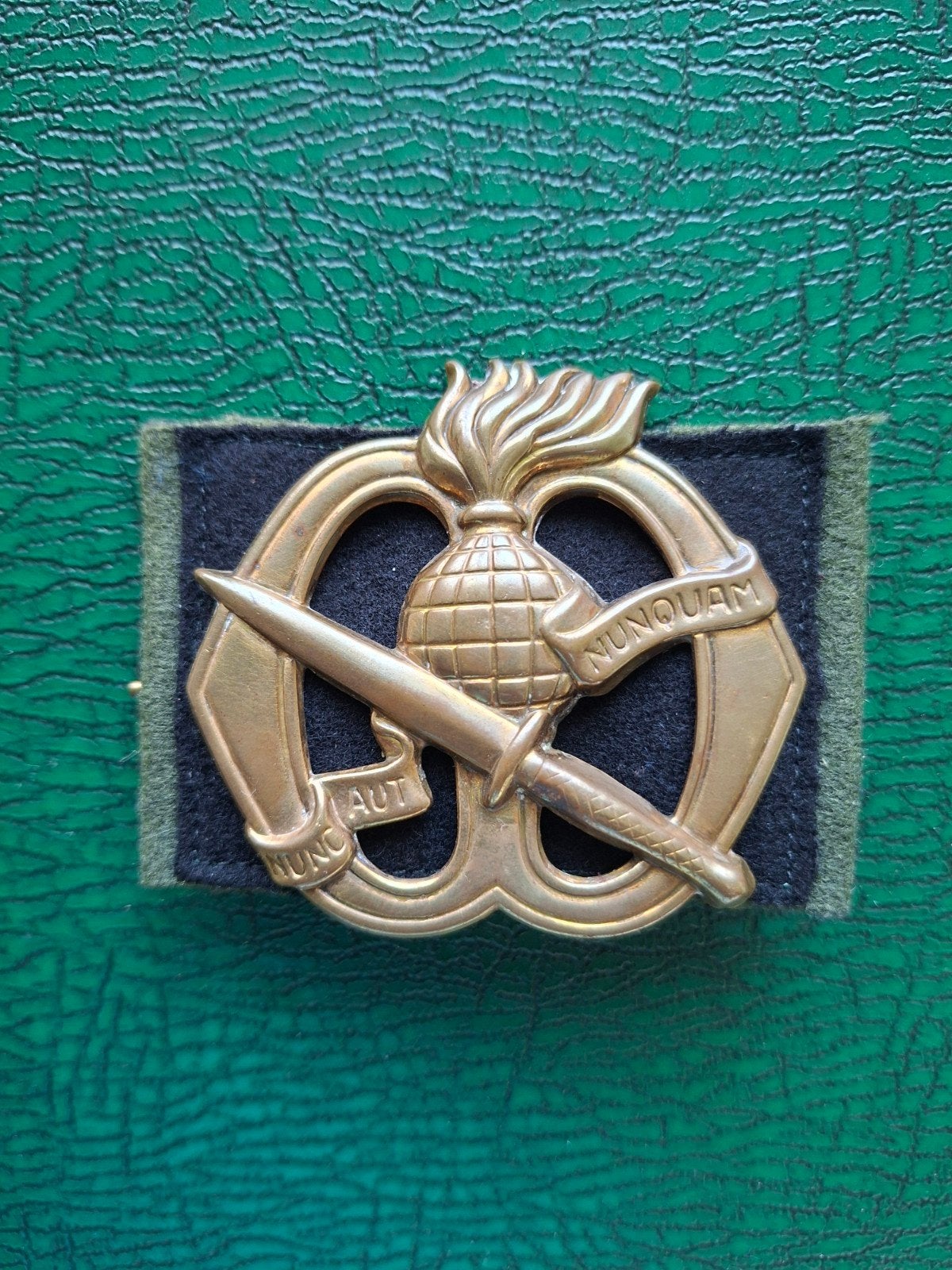 Oud baretembleem Korps Commando Troepen/ KCT, Verzamelen, Militaria | Algemeen, Ophalen of Verzenden, Landmacht, Nederland, Embleem of Badge