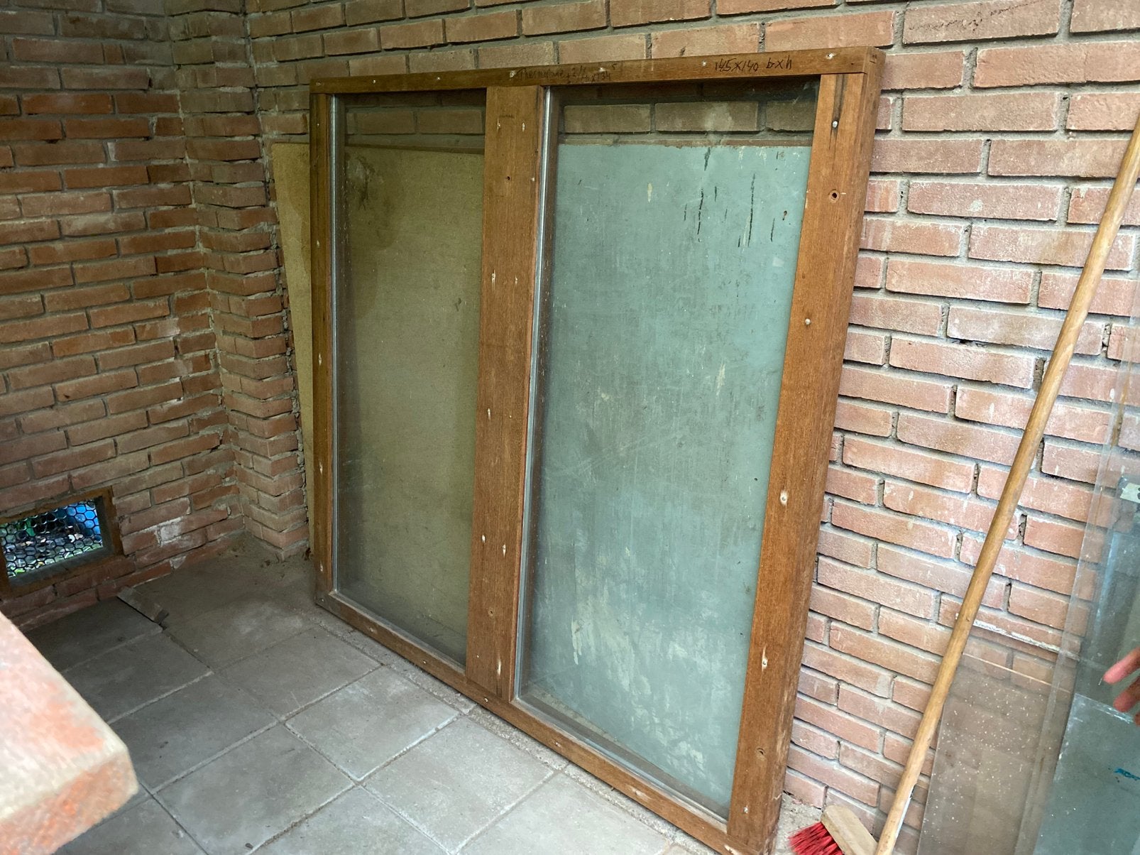 Hardhouten Kozijn met twee ramen dubbelglas, Doe-het-zelf en Verbouw, Ophalen, Raamkozijn, Zo goed als nieuw, 75 tot 150 cm