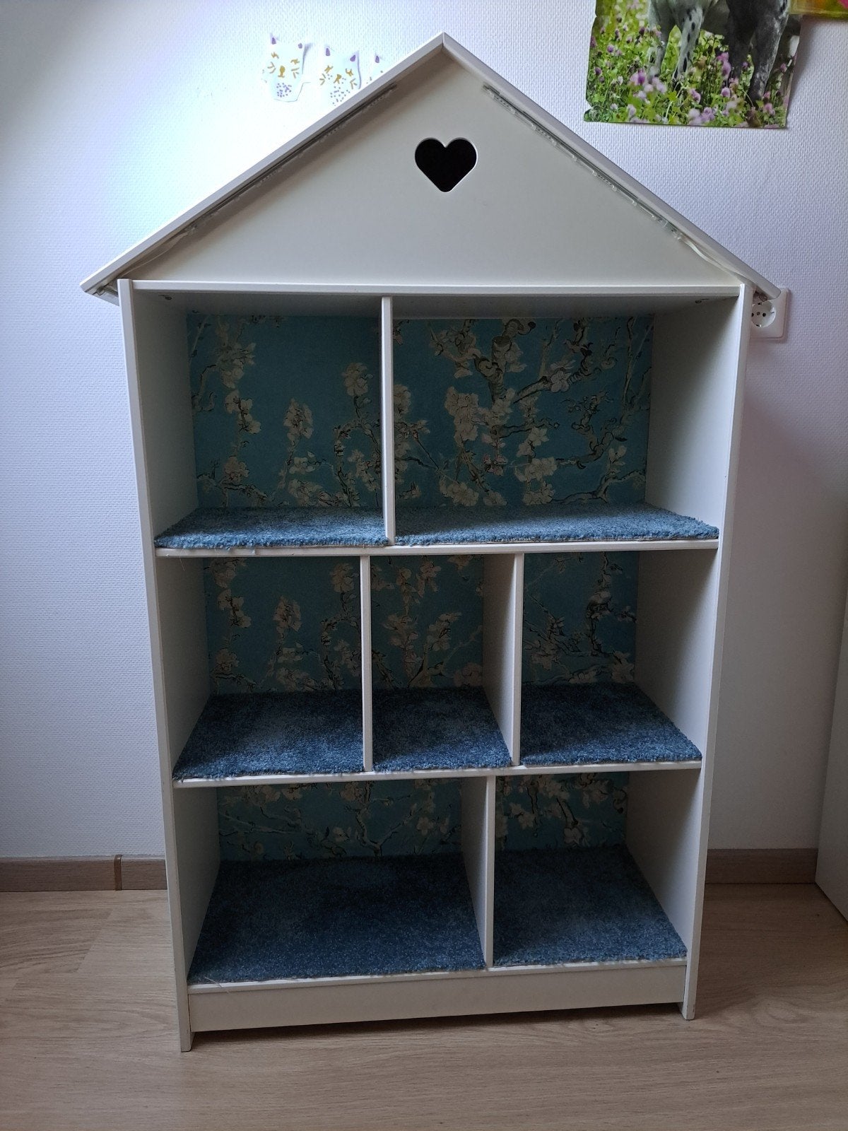 Uniek Poppenhuis/boekenkast met LED Verlichting en Tapijt, Ophalen, Zo goed als nieuw