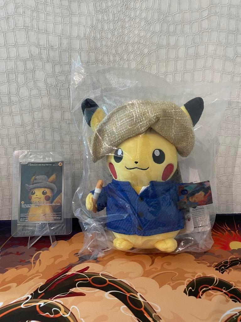 Pokémon | Pikachu With Grey Felt Hat + Exclusieve Knuffel, Ophalen of Verzenden, Zo goed als nieuw