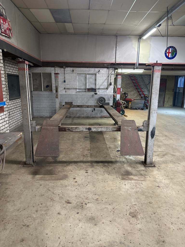 Robuuste Ravaglioli KP143 2500 kg hefbrug uit 1973, Ophalen
